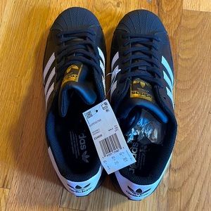 Men’s 9 Adidas Superstar sneakers